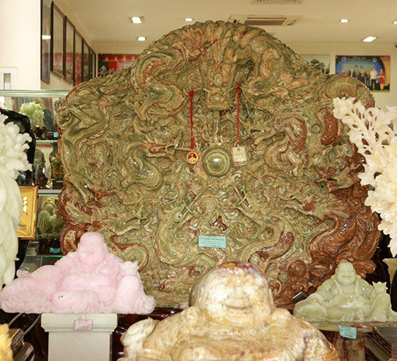 Đây là một tác phẩm độc đáo điêu khắc từ ngọc có kích thước: cao 1,83m, rộng 2,1m, trọng lượng 2 tấn.