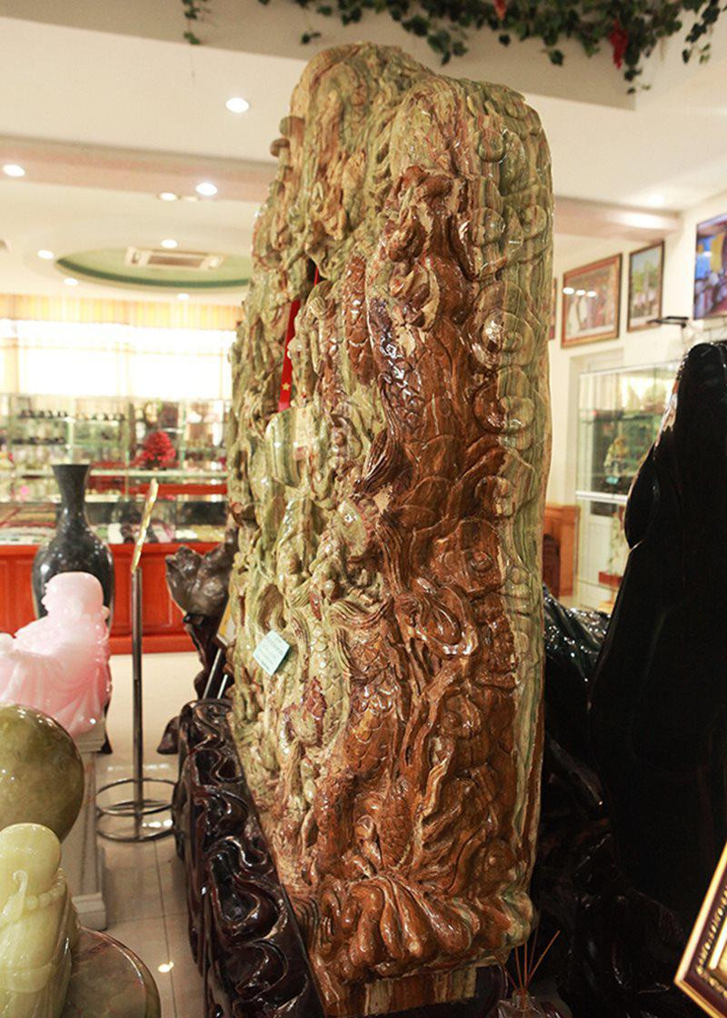 “Cửu Long tranh châu” miêu tả sống động hình ảnh 9 con rồng châu Á chơi đùa với 1 viên minh châu, nằm giữa tác phẩm.