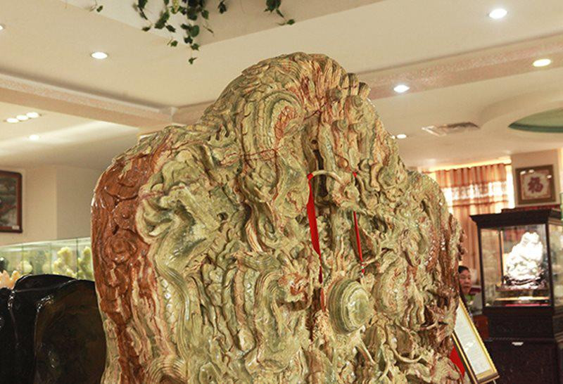 Tác phẩm được chế tác từ ngọc Pakistan nguyên khối qua bàn tay tài hoa của những nghệ nhân Đài Loan.