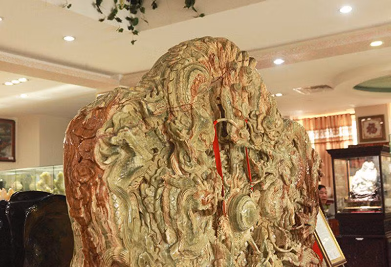 Tác phẩm được chế tác từ ngọc Pakistan nguyên khối qua bàn tay tài hoa của những nghệ nhân Đài Loan.