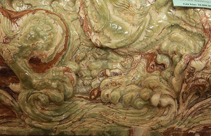 Hình ảnh 9 con rồng được chạm khắc tinh xảo hướng vào giữa là viên minh châu.