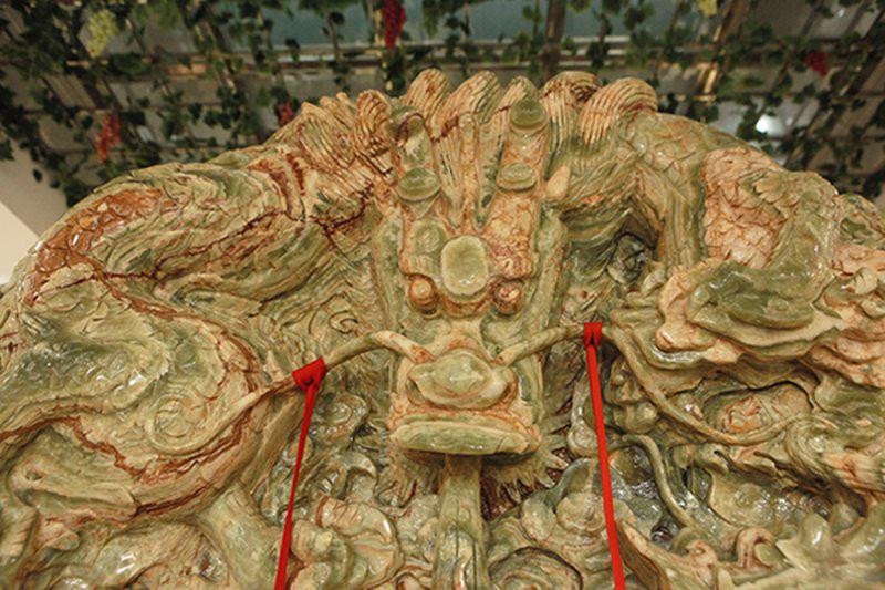 Từng chi tiết được chạm trổ tinh xảo thể hiện trình độ chế tác bậc thầy của những nghệ nhân.