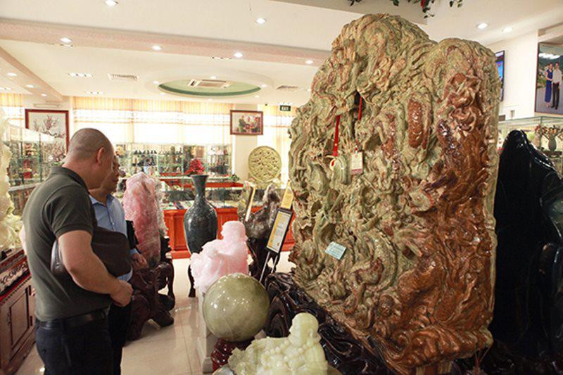 Những chi tiết nhỏ nhất cũng được các nghệ nhân chăm chút tỉ mỉ. Bức tranh bằng ngọc nguyên khối hiện được báo giá 10 tỷ đồng.