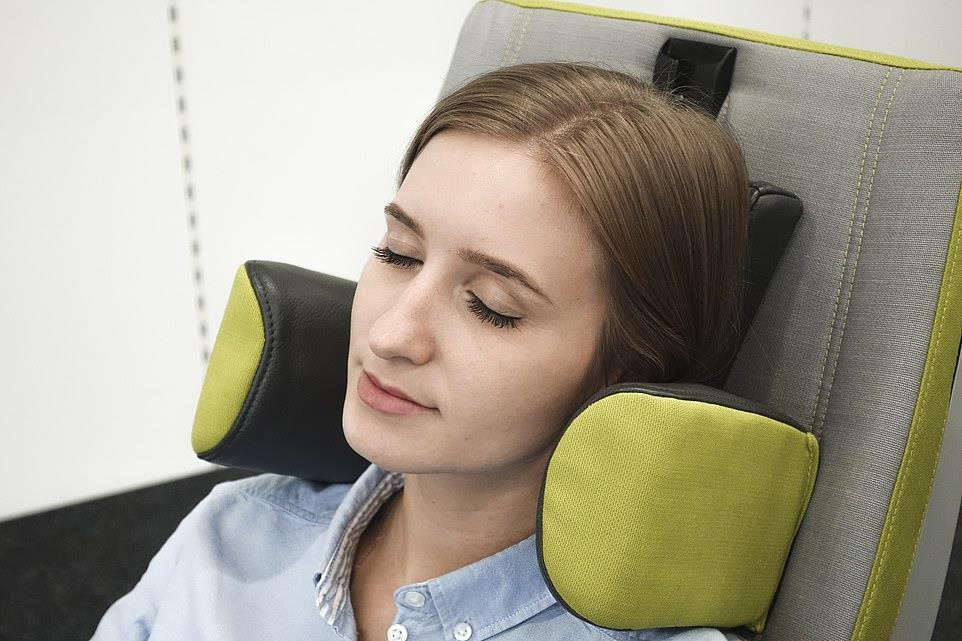 Nhà sản xuất ghế Recaro được đề cử cho giải thưởng phần cứng tiện nghi với chiếc ghế được thiết kế hỗ trợ phần đầu và cổ cũng như điều chỉnh lưng, chân nhằm giúp hành khách thoải mái hơn trong quá trình di chuyển.