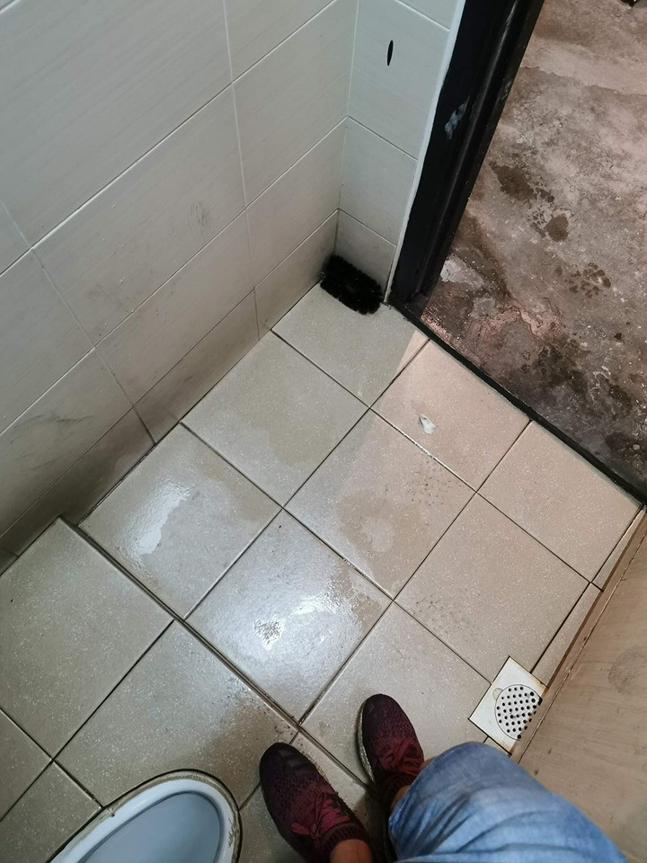 Tá hoả phát hiện camera quay lén giấu trong bàn chải cọ toilet Ta hoa phat hien camera quay len giau trong ban chai co toilet