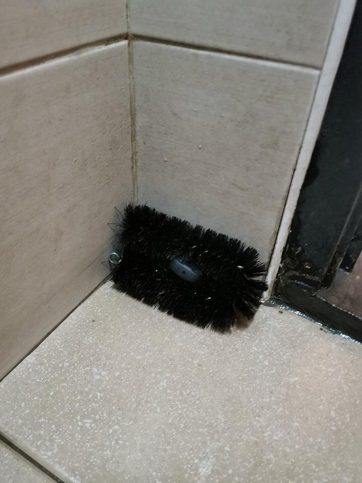 Tá hoả phát hiện camera quay lén giấu trong bàn chải cọ toilet - Hình 2 Ta hoa phat hien camera quay len giau trong ban chai co toilet-Hinh-2