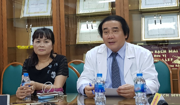 PGS.TS Nguyễn Văn Chi (áo trắng) chia sẻ về tình hình đột quỵ ngày nắng nóng. Ảnh: Thúy Hạnh