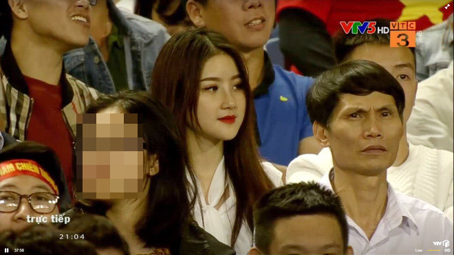 Xuat hien vai giay, fan girl U23 Viet Nam khien dan mang “san lung”