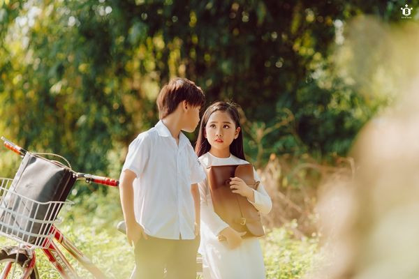 Tên tuổi của Đỗ Xuân Bút vốn quen thuộc với công chúng qua những bộ ảnh phiên bản nhí của “Em gái mưa” hay “Sống xa anh chẳng dễ dàng”. Quay trở lại với “Mắt Biếc” lần này, chàng nhiếp ảnh gia 9x vẫn tuân thủ quy tắc cũ chính là tôn trọng, bám sát những phân cảnh trong bản gốc nhưng lại trau chuốt thêm nét dễ thương và đáng yêu.