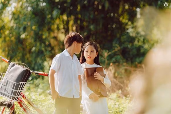 Tên tuổi của Đỗ Xuân Bút vốn quen thuộc với công chúng qua những bộ ảnh phiên bản nhí của “Em gái mưa” hay “Sống xa anh chẳng dễ dàng”. Quay trở lại với “Mắt Biếc” lần này, chàng nhiếp ảnh gia 9x vẫn tuân thủ quy tắc cũ chính là tôn trọng, bám sát những phân cảnh trong bản gốc nhưng lại trau chuốt thêm nét dễ thương và đáng yêu.