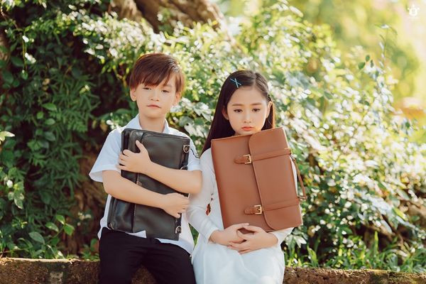 Hợp tác với Đỗ Xuân Bút lần này là hai người mẫu nhí có lẽ đã quá quen mặt với khán giả. Chàng thư sinh Ngạn “nhí” trong bộ ảnh chính là Cao Hữu Nhật - Á vương cuộc thi Hoàng tử và công chúa tổ chức ở Thái Lan 2017. Hữu Nhật sinh năm 2010 và là gương mặt quen thuộc của làng mẫu nhí Việt Nam. Cậu bé cũng đã từng trình diễn ở nhiều chương trình thời trang danh tiếng.