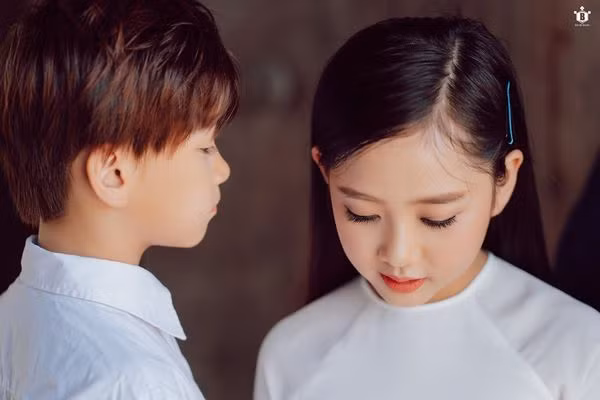 Bộ ảnh được thực hiện tại làng cổ Đường Lâm. Do thời tiết mùa hè khá nóng nực nên ekip phải vừa chụp vừa tranh thủ nghỉ mát dưới bóng cây để đảm bảo sức khỏe cho hai người mẫu nhí. Hữu Nhật và Khánh Linh tỏ ra rất thích thú khi được tiếp xúc với cảnh đồng quê, bãi cỏ cùng những đàn bò xung quanh. Sau khi chụp xong, hai cô cậu bé vẫn nằng nặc xin được ở lại vì luyến tiếc cảnh vật nơi đây.