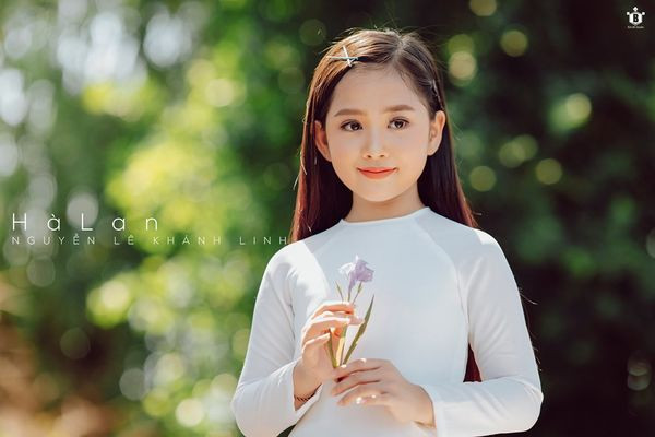 Thủ vai Hà Lan “nhí” trong bộ ảnh cũng là một gương mặt quen thuộc không kém - Nguyễn Lê Khánh Linh. Khánh Linh sinh năm 2011 và được biết đến khi liên tục góp mặt trong “Tuần lễ thời trang trẻ em 2017”. Cô bé là một trong những học sinh ưu tú do siêu mẫu Xuân Lan đào tạo.