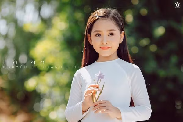 Thủ vai Hà Lan “nhí” trong bộ ảnh cũng là một gương mặt quen thuộc không kém - Nguyễn Lê Khánh Linh. Khánh Linh sinh năm 2011 và được biết đến khi liên tục góp mặt trong “Tuần lễ thời trang trẻ em 2017”. Cô bé là một trong những học sinh ưu tú do siêu mẫu Xuân Lan đào tạo.