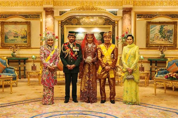Gia đình Quốc vương Brunei trong cung điện.