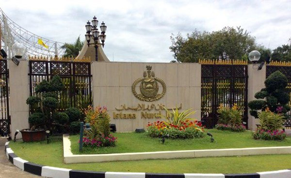 Cung điện nằm trên bờ sông Brunei cách thủ đô của Brunei vài km về phía Nam. Đây là công trình lớn nổi bật với màu trắng và mái vòm vàng.