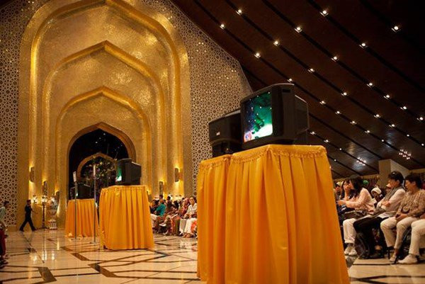 Cung điện sử dụng đá cẩm thạch Italia, đá Granit Thượng Hải, kính từ Anh... Vàng và đá cẩm thạch là vật liệu trang trí chính. Có 38 loại đá cẩm thạch khác nhau được dùng để trang trí nội thất, 44 cầu thang làm từ đá cẩm thạch.