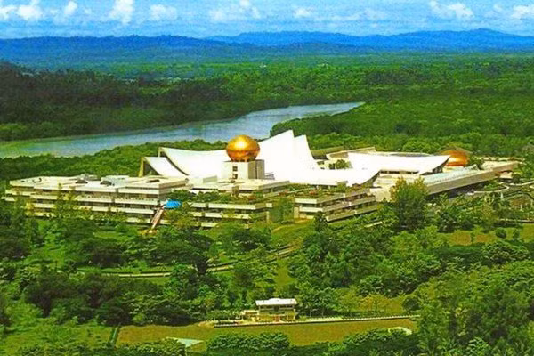 Cung điện có 5 bể bơi, 250 phòng tắm và chỗ đỗ trực thăng. Cung điện có 564 đèn chùm trang trí, 51.000 bóng đèn, 44 cầu thang và 18 thang máy. Hơn 1 tỷ USD được chi để xây dựng cung điện trong 2 năm .