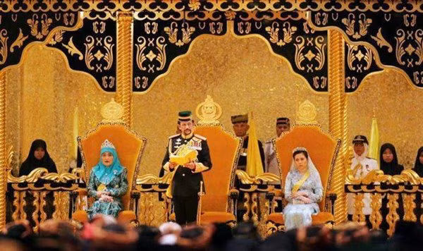 Màu vàng ấn tượng khắp nhiều phòng trong cung điện.