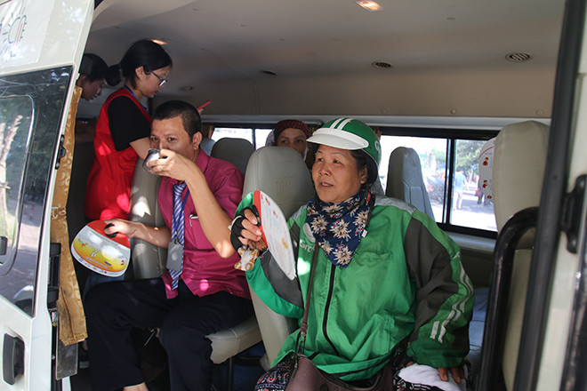 Hiện ở Hà Nội có 3 điểm tránh nóng miễn phí đặt tại những khu vực bị ảnh hưởng lớn của thời tiết và có nhiều người lao động ngoài trời trong các đợt nắng nóng cao điểm. Hàng nghìn lượt người dân đã được hỗ trợ hồi phục sức khỏe để làm việc hiệu quả hơn.