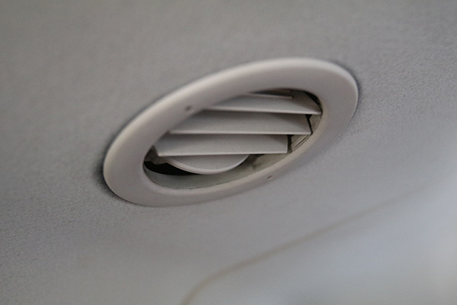 Điểm tránh nóng trong xe bus được bật điều hòa mát mẻ. Tình nguyện viên tại các điểm sẽ tư vấn cho người dân về các biện pháp chống nắng, sơ cứu trường hợp say nắng, sốc nhiệt.