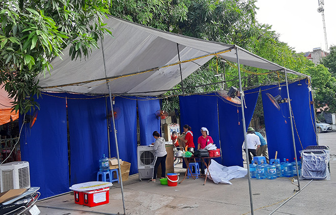 Một điểm tránh nóng được lập tại sân đình Hoàng Cổ Nhuế (299 Trần Cung) đón người dân, tiểu thương, người qua đường... vào nghỉ ngơi miễn phí.