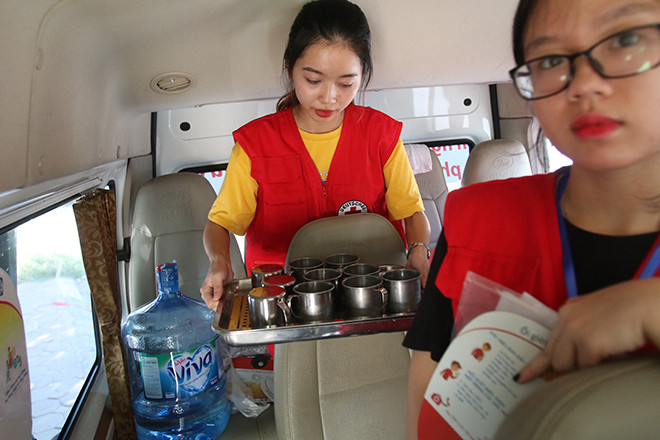 Những người lao động ngoài trời và người dân đi qua điểm tránh nóng lưu động có thể dừng chân, vào nghỉ ngơi. Điều này nhằm giảm tác hại không mong muốn do nắng nóng gây ra.