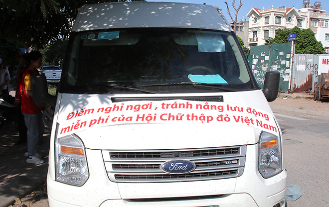 Những chiếc xe buýt tránh nóng lưu động có trang bị khăn lạnh, nước mát, bình đựng nước miễn phí tiện dụng để phát cho người dân.