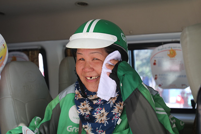 Chị Lê Thị Thủy, một lái xe Grap chia sẻ: "Mấy ngày nay nắng nóng đỉnh điểm, người tôi mệt nhoài, nhất là vào buổi trưa. May quá có điểm tránh nắng này, vừa có nước mát, vừa có khăn lạnh, điều hòa mát mẻ... Tình nguyện viên và các bác ở hội chữ thập đỏ rất nhiệt tình, vui vẻ".