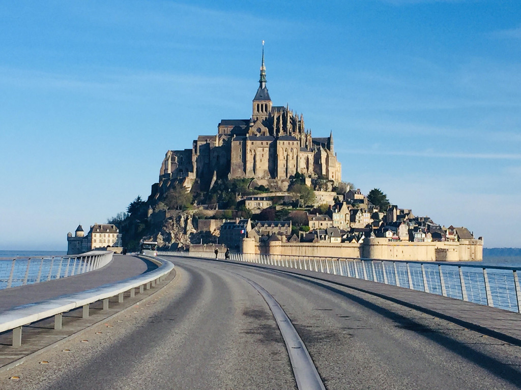 Đường nối đất liền và đảo Mont Saint-Michel (Pháp): Không chỉ nổi tiếng với pháo đài nguy nga giữa biển khơi, Mont Saint-Michel còn hút khách bởi quãng đường dài khoảng 1 km nối đất liền với đảo. Con đường cát nay đã được xây dựng kiên cố để xe cộ qua lại. Khi thuỷ triều lên, nước biển vẫn có thể tràn lên đường đi. Ảnh: Reddit.