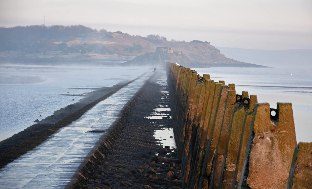 Con đường dẫn đến đảo Cramond (Anh): Ngôi làng Cramond ở vùng ngoại ô, phía tây bắc Edinburgh, Scotland sở hữu con đường giữa đại dương dẫn tới hòn đảo nhỏ cách đất liền khoảng 1 km. Cũng như những con đường trên biển khác, nơi nối đất liền với đảo ở Anh thường xuất hiện khi thủy triều xuống và biến mất sau đó. Nếu lỡ đợt thủy triều xuống, bạn chỉ có thể nhìn thấy hàng dài cột đá chặn sóng giữa mặt biển nhấp nhô. Ảnh: Reddit.