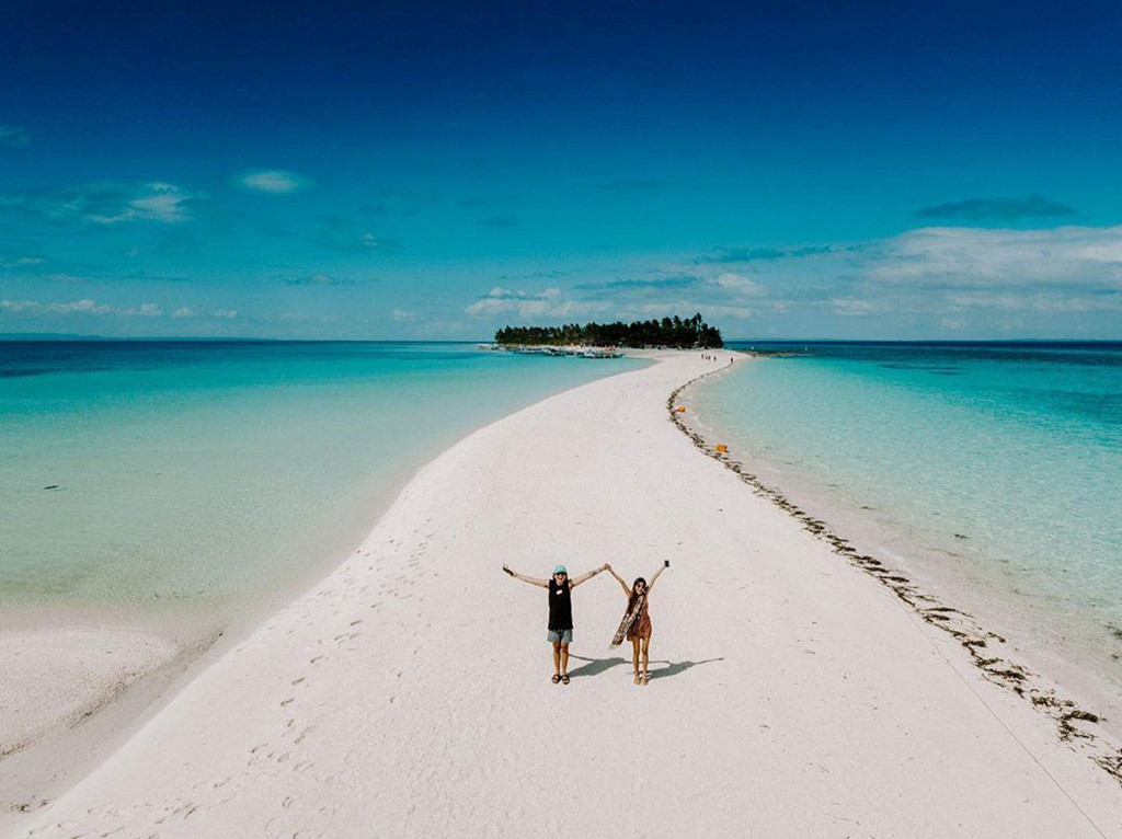 Đường cát tới đảo Kalanggaman (Philippines): Tới Philippines, bạn nên một lần đặt chân lên đường cát ngoạn mục để đến đảo Kalanggaman và tận hưởng không gian yên bình bên bãi biển dài trải dài tuyệt đẹp. Nước biển ở đảo trong vắt đến độ có thể nhìn thấy đáy. Con đường cát xuyên biển cũng là một trong những điểm check-in được rất nhiều bạn trẻ yêu thích. Ảnh: Salalila1991ph.