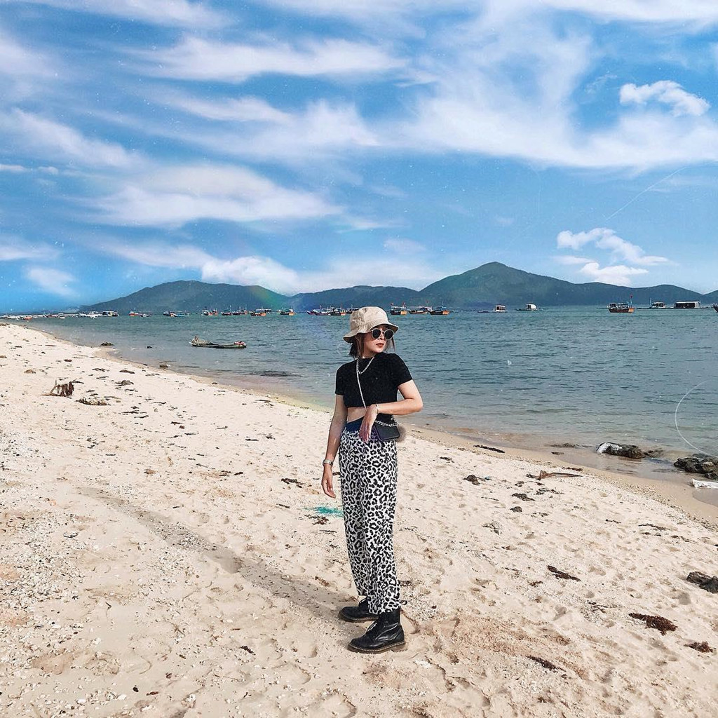 Đường xuyên biển tới đảo Điệp Sơn (Việt Nam): Là điểm du lịch mới mẻ, Điệp Sơn (Khánh Hòa) gần đây thu hút rất nhiều du khách tới tham quan bởi khung cảnh thiên nhiên đẹp và con đường cát trắng độc đáo nối liền 2 hòn đảo. Kéo dài chưa tới 1 km, con đường chìm dưới mặt nước biển khoảng nửa mét. Do đó, bạn dễ dàng di chuyển trên đường cát này để check-in, chụp ảnh. Ảnh: As.uyen_245, T.trinhhh.