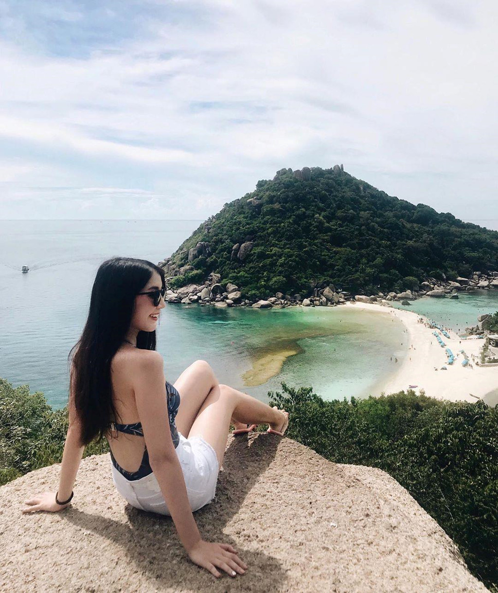 Đường xuyên biển ở Ko Nang Yuan (Thái Lan): Nằm phía tây bắc hòn đảo Ko Tao, Thái Lan, Ko Nang Yuan thu hút du khách bởi con đường cát trắng nổi lên trên mặt biển, nối liền 3 hòn đảo nhỏ gần nhau. Con đường này trở thành bãi tắm chính và khu vực sống ảo được ưa chuộng của du khách. Tuy nhiên, vào cuối ngày, khi thủy triều lên cao, đường cát sẽ bị nước biển che lấp. Ảnh: Morethanphuket, Kringyonthita.