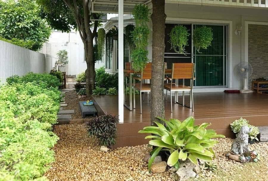 Moi tinh vung trom cua giam doc voi co hang xom boc lua