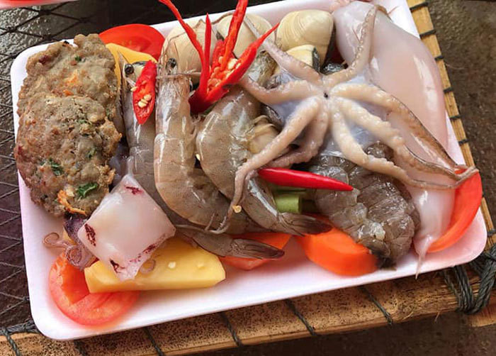 Vi sao set nhan lau hai san tuoi gia re giat minh chi 50 ngan?-Hinh-2