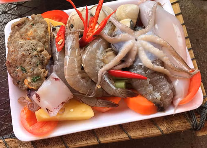 Vi sao set nhan lau hai san tuoi gia re giat minh chi 50 ngan?-Hinh-2