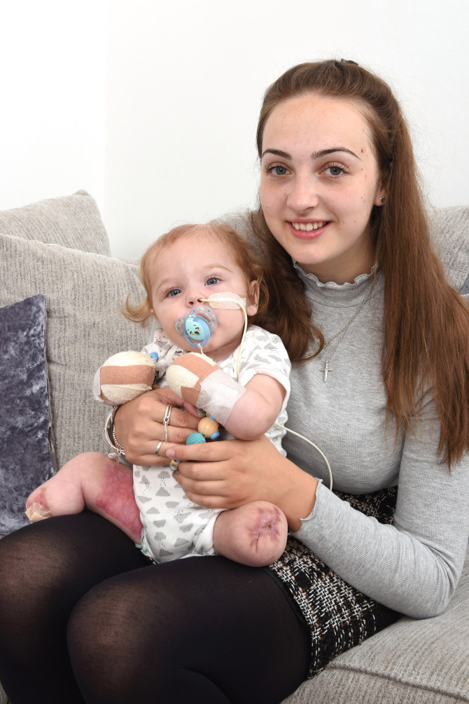 Oliver và mẹ của mình, cô Abigail Wardle sau khi xuất viện.