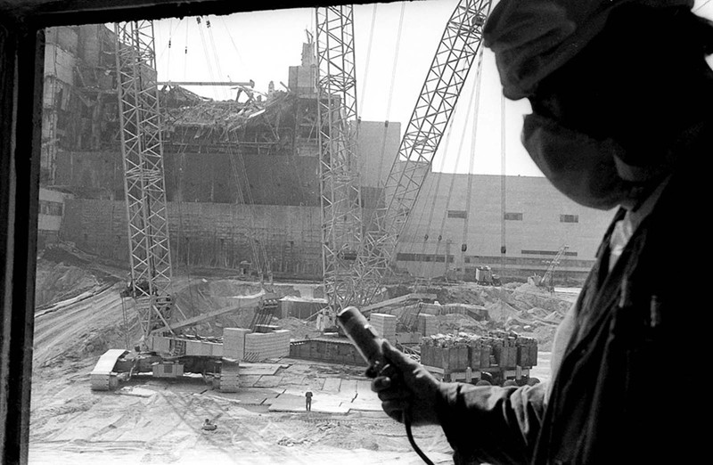 Một công nhân của nhà máy điện hạt nhân Chernobyl đang cầm chiếc máy đo mức độ phóng xạ sau thảm họa kinh hoàng ở đây.