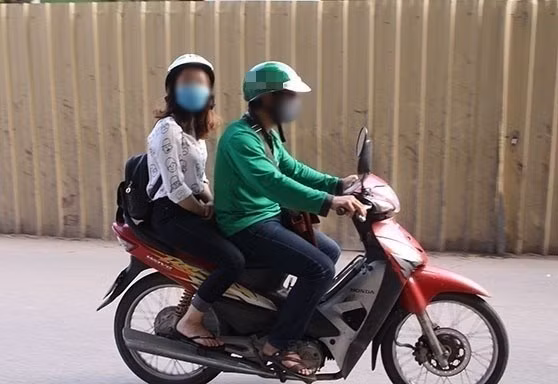 Be gai di hoc bang xe om bi tai xe ep xem phim khieu dam-Hinh-2