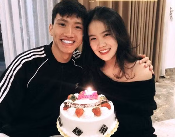 Văn Hậu Chuyện tình của Đoàn Văn Hậu và bạn gái Hoàng Anh nhận được nhiều sự quan tâm của cộng đồng mạng. Dính tin đồn hẹn hò từ đầu năm 2018, đến tháng 4/2018, đôi trẻ chính thức công khai mối quan hệ vào đúng ngày sinh nhật của nam cầu thủ. Vài tháng trước, trong khoảng thời gian Văn Hậu sang Hà Lan thi đấu cho CLB SC Heerenveen, cả hai được cho là gặp trục trặc tình cảm, vướng tin đồn chia tay. Tuy nhiên, thời gian gần đây, cặp này lại tích cực tương tác tình cảm với nhau trên mạng xã hội. Trước đó trong trận đấu U22 Việt Nam đối đầu U22 Thái Lan ngày 5/12, Nguyễn Hoàng Anh cũng đã chia sẻ hình ảnh tới sân Binan, Philippines cổ vũ người yêu và đồng đội.