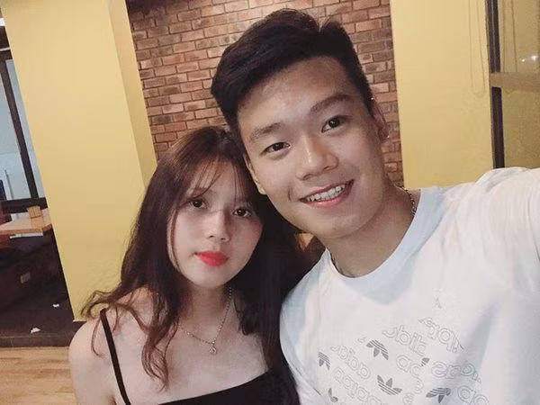 Thành Chung Trung vệ Nguyễn Thành Chung khiến dân mạng ngưỡng mộ khi có mối tình 3 năm với bạn gái xinh xắn Ngô Tố Uyên. Bên nhau đã lâu, đôi trẻ không thường xuyên khoe ảnh chụp chung lên mạng song mỗi lần xuất hiện lại khiến dân mạng ngưỡng mộ khi luôn dành cho nửa kia lời có cánh. Nửa kia của trung vệ tuyển Việt Nam được khen có ngoại hình xinh xắn, cuốn hút.