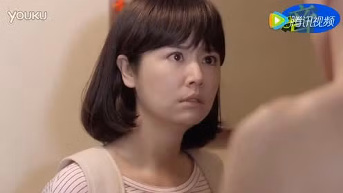 Lâm Tâm Như là người đẹp nổi tiếng thích đóng những vai "cưa sừng làm nghé" trên màn ảnh. Nữ diễn viên sinh năm 1976 từng đóng rất nhiều vai không phù hợp với tuổi thật của mình. Trong bộ phim 16 mùa hạ ra mắt năm 2014, người đẹp đảm nhận vai diễn xuyên suốt từ thời trung học cho tới khi trưởng thành. Đội tóc giả, ăn vận trẻ trung để tạo hình tượng nữ sinh nhưng gương mặt của Lâm Tâm Như vẫn lộ rõ dấu hiệu tuổi tác.