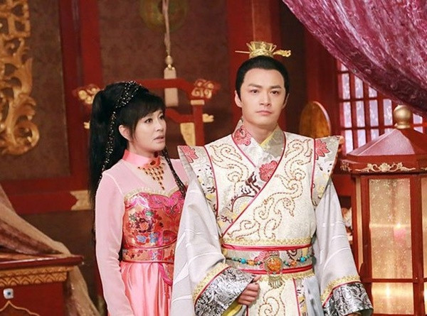 Trong sự nghiệp diễn xuất của mình, nữ diễn viên Lưu Hiểu Khánh sở hữu rất nhiều vai diễn "cưa sừng làm nghé". Năm 2013, bà đóng phim Tùy Đường anh hùng 3. Nữ diễn viên 58 tuổi vào vai thiếu nữ 16 tuổi Âu Dương Phi Yến. Giữ gìn nhan sắc rất tốt nhưng Lưu Hiểu Khánh không thể xóa nhòa khoảng cách giữa 18 tuổi và 58 tuổi. Bạn diễn của Lưu Hiểu Khánh - nam diễn viên Trịnh Quốc Lâm còn kém bà tận 21 tuổi. Trong phim, hai người còn có những cảnh thân mật như ôm ấp, khiến người xem phải nổi da gà.