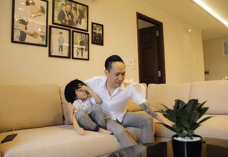 Diện tích căn hộ mới của Duy Mạnh rộng khoảng 130m2, được một người em của nam ca sĩ lên ý tưởng thiết kế, bà xã phụ giúp quản lý mọi thứ.