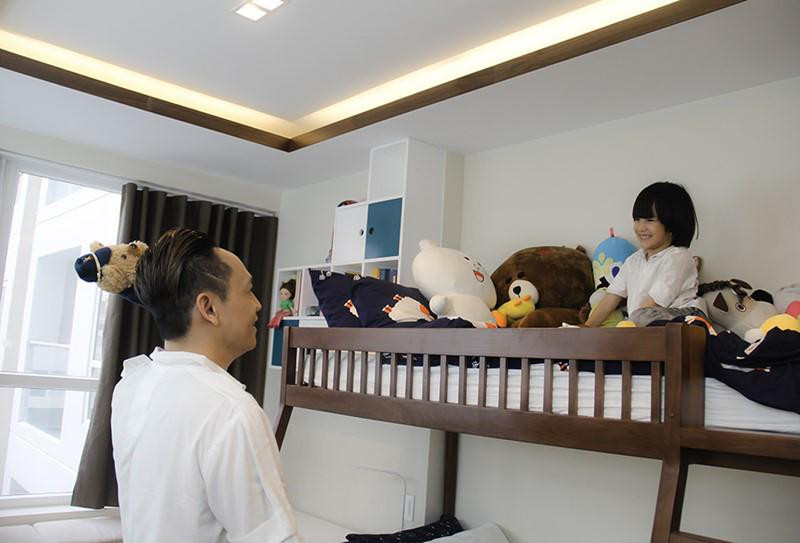 Tổ ấm hạnh phúc của Duy Mạnh được thiết kế theo phong cách hiện đại, tông màu kem chủ đạo, hoà cùng tông trầm của nội thất.