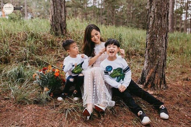 Hiện tại cặp đôi đã có với nhau 2 cậu con trai là Bánh Mì và Xá Xị vô cùng lanh lợi. Lâm Vỹ Dạ bày tỏ rằng hai cậu con trai chính là món quà tuyệt vời nhất của cô lúc này. Dù cả hai vợ chồng đều bận rộn với lịch diễn nhưng vẫn cố chia thời gian để chăm sóc các con. Cô và ông xã từng chạy show liên tục đến mức hiếm khi gặp nhau vì muốn lo cho con có cuộc sống đủ đầy.