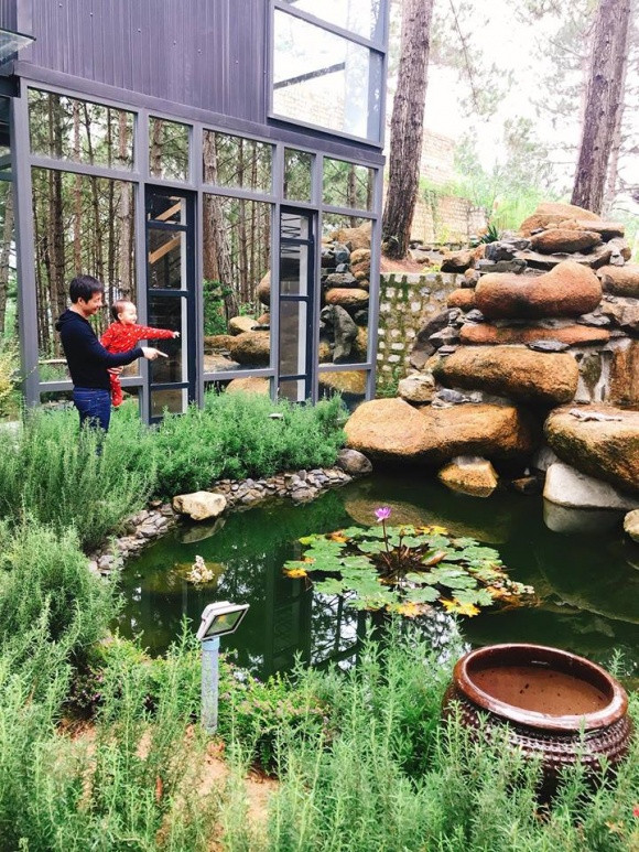 Bên ngoài căn biệt thự được thiết kế theo lối kiến trúc cổ Trung Hoa. Lấy điểm nhấn là suối đá thiên nhiên bên hồ nước trong veo, nó tạo nên không khí dễ chịu. Nơi này còn tốt hơn rất nhiều khu nghỉ dưỡng nữa kìa.