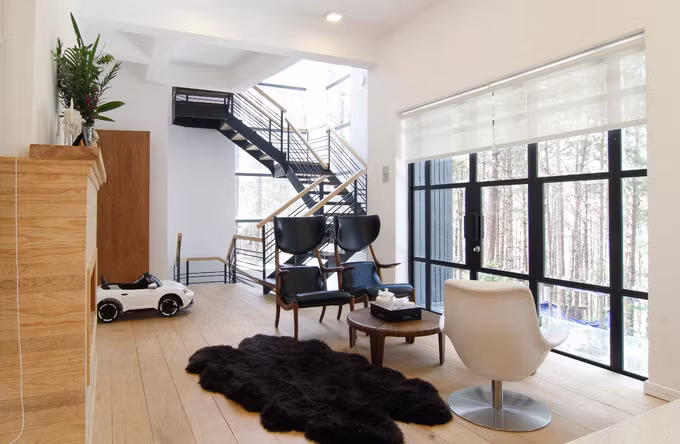 Đây là phòng ngủ thiên thần nhỏ nhà Phan Như Thảo được cô gọi là “chuồng bồ câu” theo tên gọi ở nhà của con gái. Thiết kế căn nhà theo tên gọi của con gái nhỏ Bồ Câu, bởi vậy căn phòng ngủ này trông chẳng khác chiếc chuồn bồ câu xinh xắn. Bên trong đó được vợ chồng cô dùng những gam màu sáng. Đây là sự kết hợp hài hòa giữa màu trắng và gỗ tươi sáng. Hơn nữa, nhờ sử dụng cửa kính nên ánh sáng bên ngoài có thể len lỏi vào từng góc phòng. Như vậy, căn phòng sẽ luôn sáng sủa, thoáng mát.