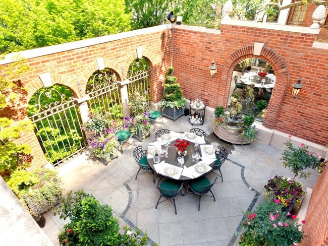 Khoảng không gian xanh này có thể ngồi thư giãn uống trà.